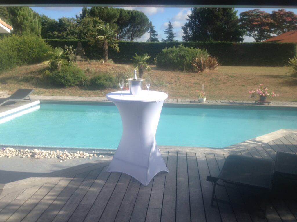 Table et champagne au bord de la piscine